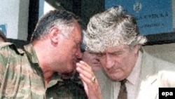 Бывшие лидеры боснийских сербов до сих пор успешно скрываются от международного правосудия. Ратко Младич (слева) вместе с Радованом Караджичем