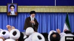 رهبر ایران می گوید که ورود «عنصرنفوذی به‌ مجلس و خبرگان، مثل موریانه از داخل، پایه‌ها را می‌جود».