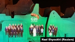 Сауд Арабстанда 21-22-ноябрда виртуалдык ыкмада өткөн "Чоң Жыйырмалыктын" саммитинин катышуучуларынын "үй-бүлөлүк" фото сүрөтү дал ушундайча сунушталган. Салва аксарайы, эт-Турайф конушу, эд-Диръия шаары, Сауд Арабстан. 2020-жылдын 20-ноябры.