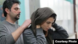 علی مصفا و لیلا حاتمی در صحنه‌ای از فیلم «پله آخر»