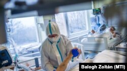 Védőfelszerelést viselő gyógytornász az Országos Korányi Pulmonológiai Intézet koronavírussal fertőzött betegek fogadására kialakított intenzív osztályán 2020. december 11-én.