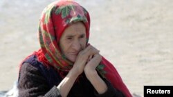 Aşgabadyň bazarlarynda azyk, gök bakja önümleriniň öňünde bir baha görkezilip, iş ýüzünde olar 40-60% gymmat satylýarlar.