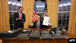 Дональд Трамп в Овальном кабинете Белый дома в первый день работы. Вашингтон, 20 января 2025 года