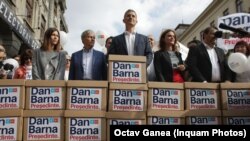 Dan Barna și Dacian Cioloș lângă cutiile cu semnături pentru candidatura la prezidențiale.