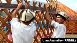 Боз үй тигип жаткан жаштар.