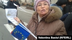 Cu facturile pentru curent electric, la protestul din fața ANRE