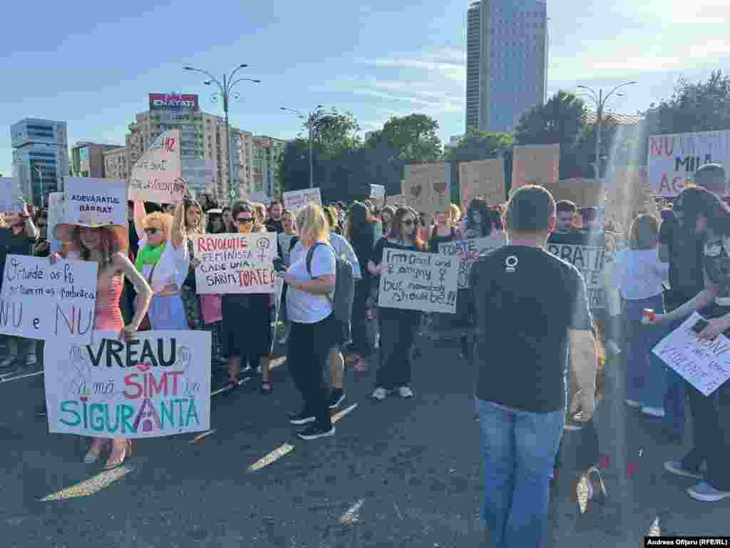 „Pentru a elimina violența de gen, este esențial să conștientizăm că aceasta nu este un fenomen izolat, ci rezultatul unei culturi patriarhale adânc înrădăcinate, care îi învață pe bărbați că au dreptul să dețină controlul asupra femeilor, să creadă că dominarea într-o relație este firească, că autonomia și consimțământul femeilor pot fi ignorate, iar un refuz nu este acceptabil. Pentru siguranța femeilor, și bărbații trebuie educați și sensibilizați!”, spun organizatorii protestului.