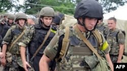 Українські військові у таборі недалеко від Ізюма під час підготовки до ротації у Донецьк, 15 липня 2014 року