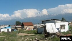 "Шаңырақ-5" ықшамауданындағы үйлер. Алматы, 4 тамыз 2008 жыл. (Көрнекі сурет)