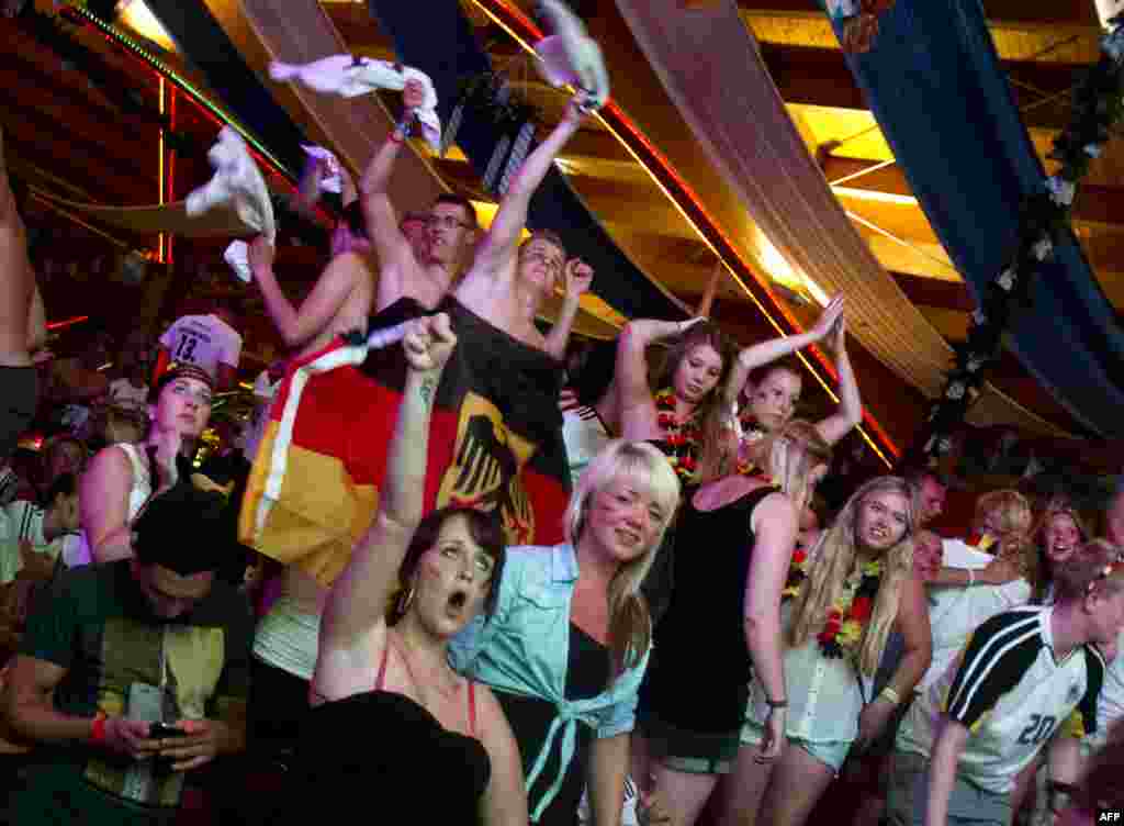 Мухлисони тими Олмон аз ғалабаи тими худ истиқбол мекунанд.