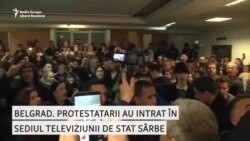 Protestatarii din Serbia intră în sediul televiziunii de stat