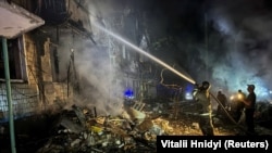 Pompierii intervin la stingerea incendiilor după ce mai multe lovituri au fost semnalate în Harkov.