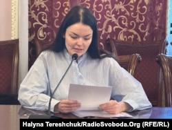Катерина Родак зачитує звернення випускників факультету, які звинувачують Йосипа Лося у домаганнях