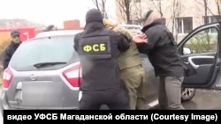 Сотрудники магаданского УФСБ, иллюстративное фото, скрин из оперативной съемки УФСБ