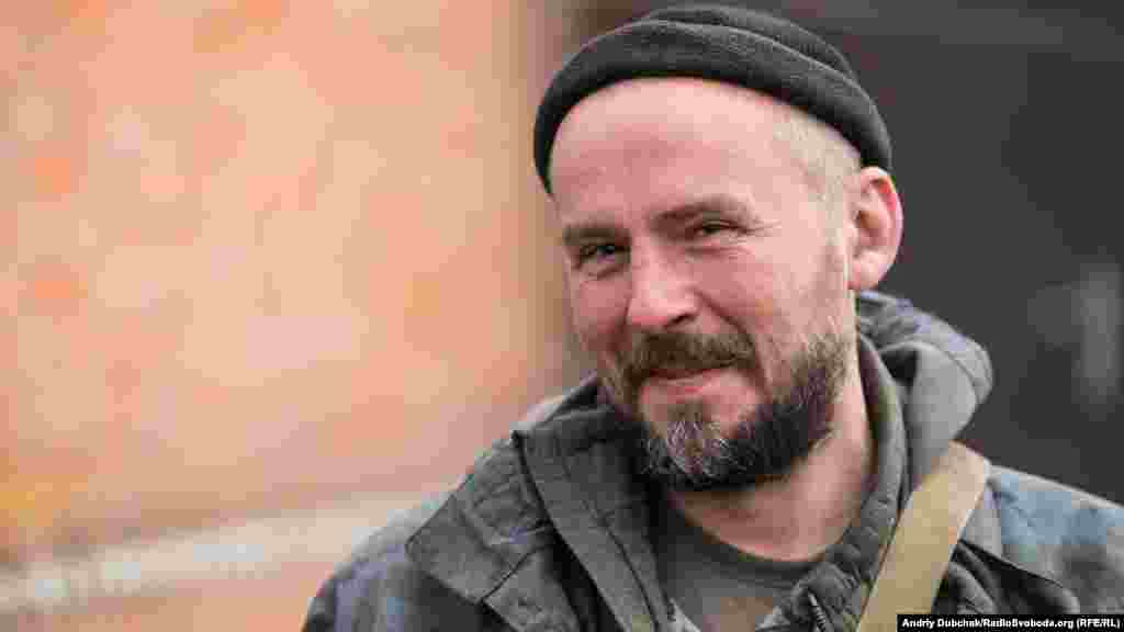 &laquo;Кольщик&raquo; Он &ndash; один из морпехов, которые держат оборону на передовой в Широкино (Донецкая область). Корреспондент Радіо Свобода пять дней прожил с ним и его собратьями, зафиксировав их фронтовую жизнь на фото и видео. Этот репортаж можно посмотреть здесь