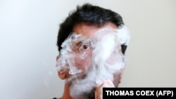 هنوز حدود یک میلیارد نفر در سراسر جهان سیگار می‌کشند. مصرف دخانیات مسئول مرگ بیش از هشت میلیون نفر در سال است و حدود یک میلیون نفر از این افراد سیگاری نیستند و به‌دلیل قرار گرفتن در معرض دود سیگار جان خود را از دست می‌دهند.