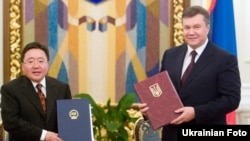 Президенти Монголії Цахіаґійн Елбеґдорж та України Віктор Янукович, Київ, 29 червня 2011 року