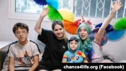 Марія Пашкурова з донькою Анастасією Бурик під час святкування Дня народження в лікарні