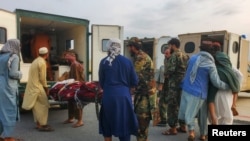 "Талибандын" аскерлери жана жарандар жер титирөөдөн жабыркагандарды Жалал-Абаддагы аэропортко алып келишкен