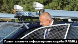 Премиерът Бойко Борисов лично разгледа отвътре един от новите 51 автомобила Volkswagen Tiguan на полицията, 7 октомври 2018 г.