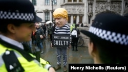 Protestatari în fața Curții Supreme de la Londra