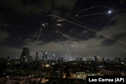 Ізраїльска система ППО намагається перехопити іранські ракети в небі над Тель-Авівом. 15 червня 2025 року