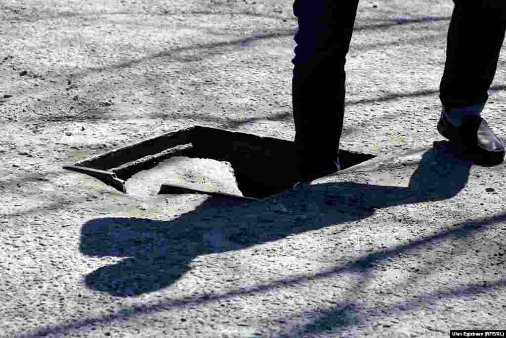 Капкагы ачык кудуктар же арыктар айрым учурда жол кырсыгына да себеп болуп калат.