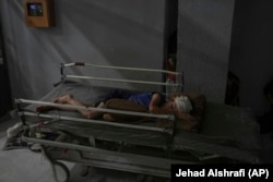 Ahmed Rihan, 10 vjeç, i cili pësoi një lëndim koke mbi një muaj më parë, dke fjetur në një korridor të spitalit Shifa.