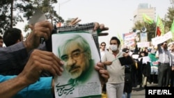 Мітинг опозиції у Тегерані. На плакаті портрет лідера іранської опозиції Мір-Хосейна Мусаві, 18 вересня 2009 р. 