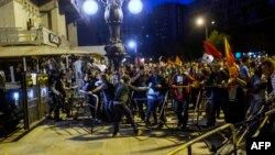 Скопьеде демонстранттар полиция менен кагылышкан учур. 14-апрель, 2016-жыл. 