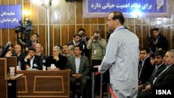 مه‌آفرید امیر خسروی در یکی از جلسات دادگاه