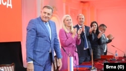 Milorada Dodika, lidera SNSD-a, pozdravljaju aplauzom na sjednici Glavnog odbora stranke, Banjaluka, 4. avgust 2025. godine 