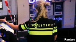 Після інциденту нападника заарештували за допомогою перехожих, він зазнав поранення в ногу