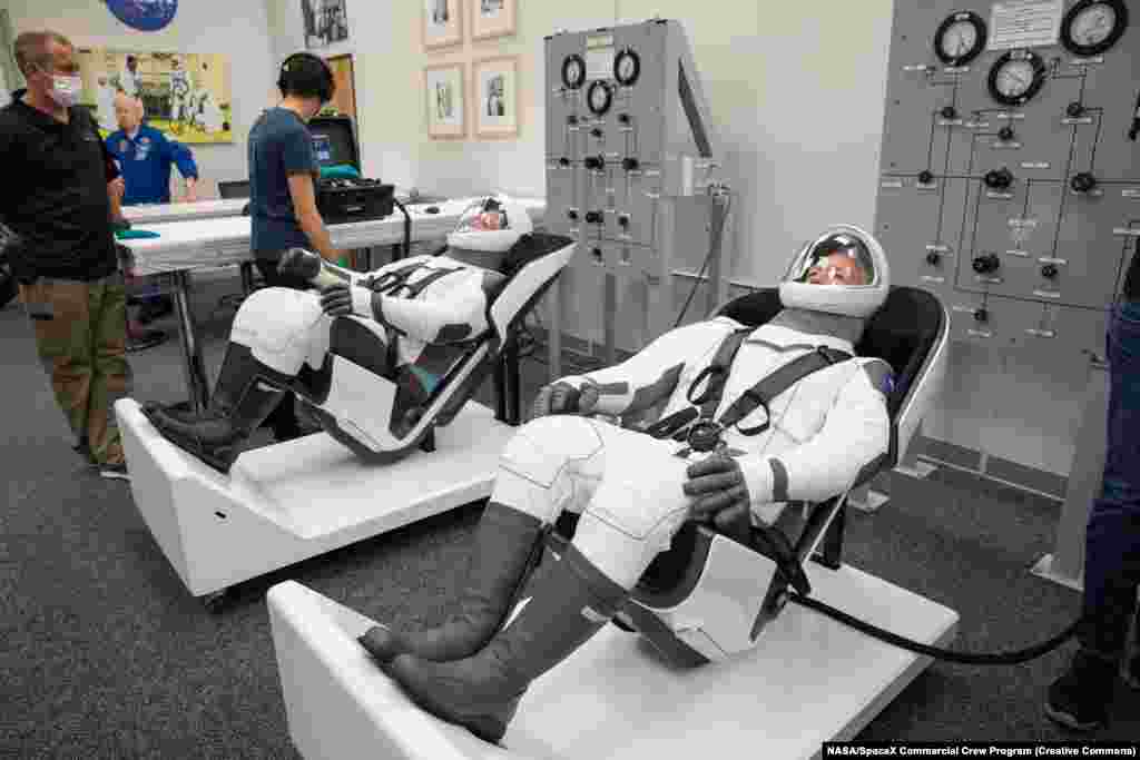 Бенкен и Харли ги тестираат нивните костуми. Маск го ангажираше дизајнерот на костуми од филмот Batman Vs. Superman. Шефот на SpaceX за дизајнот вели: &quot;Беше неверојатно тешко да се балансираат естетиката и функцијата&quot;.