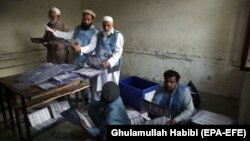 Співробітники виборчої комісії рахують голоси на дільниці після парламентських виборів в Джалал-Абаді, 20 жовтня 2018 року