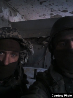 Захисники Донецького аеропорту «Дев’ятий» і «Кліщ» під час корегування вогню на диспетчерській вежі (після її падіння). 14 січня 2015 року