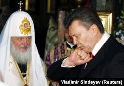 Viktor Janukovič na verskoj službi koju je vodio patrijarh Ruske pravoslavne crkve Kiril, pred inauguraciju, Kijsvsko-pečerska lavra, 25. februar 2010.