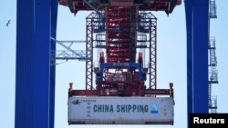 A China Shipping konténerét emelik be a helyére a hamburgi kikötőben 2018. július 27-én