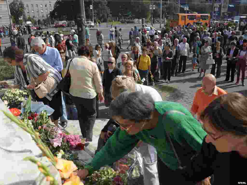 Srbija - Ubijen francuski navijač - U Beogradu je pretučen i ubijen navijač francuske nogometne reprezentacije, Brice Taton. Građani Beograda polažu svijeće i cvijeće na Trgu Republike. Foto: Vesna Anđić, RFE/RL
