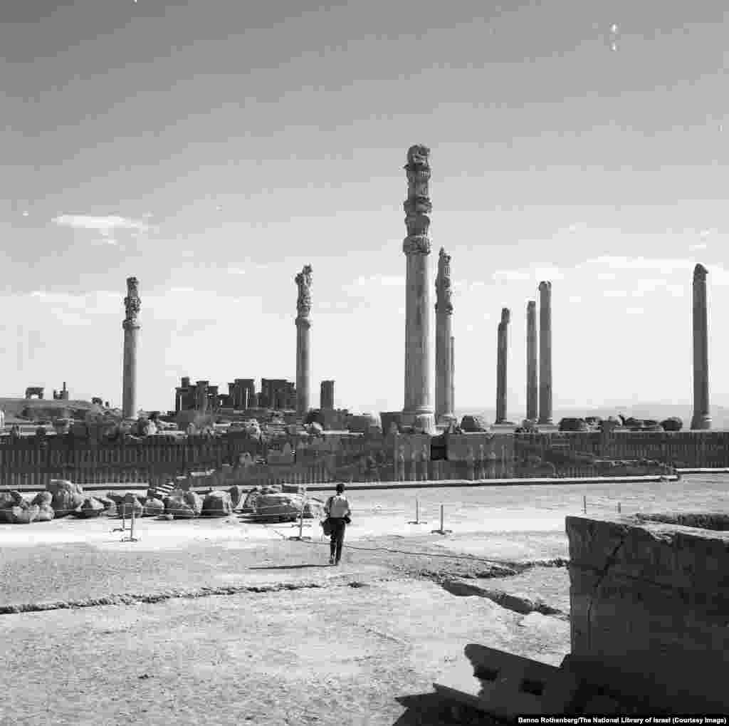 На цій фотографії, зробленій ізраїльським фотографом Бенно Ротенбергом у 1968 році, його колега прямує до руїн Персеполя, стародавньої столиці Перської імперії
