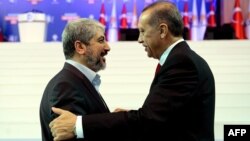 رجب طیب اردوغان (راست) در کنار خالد مشعل