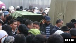 Похороны Медета Садыркулова состоялись месяц спустя после убийства - 12 апреля 2009 года.