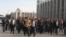 Депутат Камчыбек Ташиев баштаган митингчилер Ак үйдү көздөй келатышат. Бишкек, 3-октябрь, 2012.