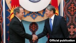 БУУнун кыйноолор боюнча атайын баяндамачысы Хуан Мендес Кыргызстандын президенти Алмазбек Атамбаев менен жолугушууда. Бишкек, 12-декабрь. 