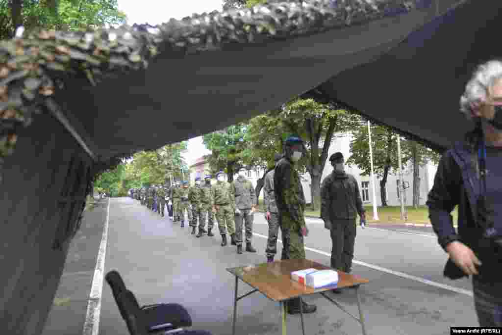 Vakcinacija pripadnika Vojske Srbije i članova njihovih porodica u kasarni &quot;Dedinje&quot; u Beogradu organizovano je 13. maja 2021.&nbsp;