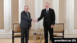 Армениянын премьер-министри Никол Пашинян (солдо) менен Азербайжандын президенти Илхам Алиев Абу-Дабиде 2025-жылдын 10-июлунда сүйлөшүүлөрдө