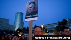 Демонстрант тримає плакат із зображенням прем'єр-міністра Словаччини Роберта Фіцо під час антиурядового протесту в Братиславі, Словаччина, 21 березня 2025 року