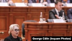 Премиерът Виорика Дънчила говори пред парламента по време на дебатите за вота на недоверие