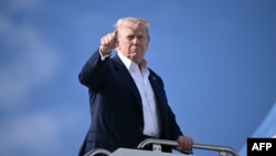 دونالد ترامپ در حال سوار شدن بر هواپیمای ویژه ریاست‌جمهوری در پایان سفر خود به بریتانیا