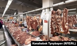 Түрксіб ауданы базарында сатылып жатқан ет. Алматы, 2 ақпан, 2025 жыл.